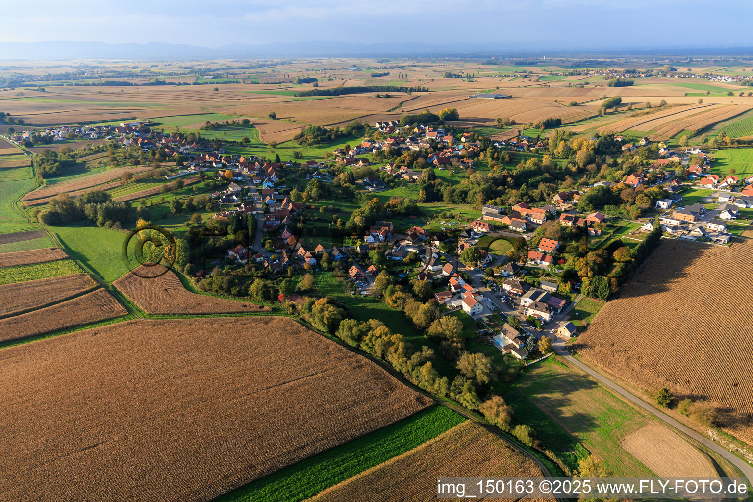 Vue aérienne de Du sud à Eberbach-Seltz dans le département Bas Rhin, France
