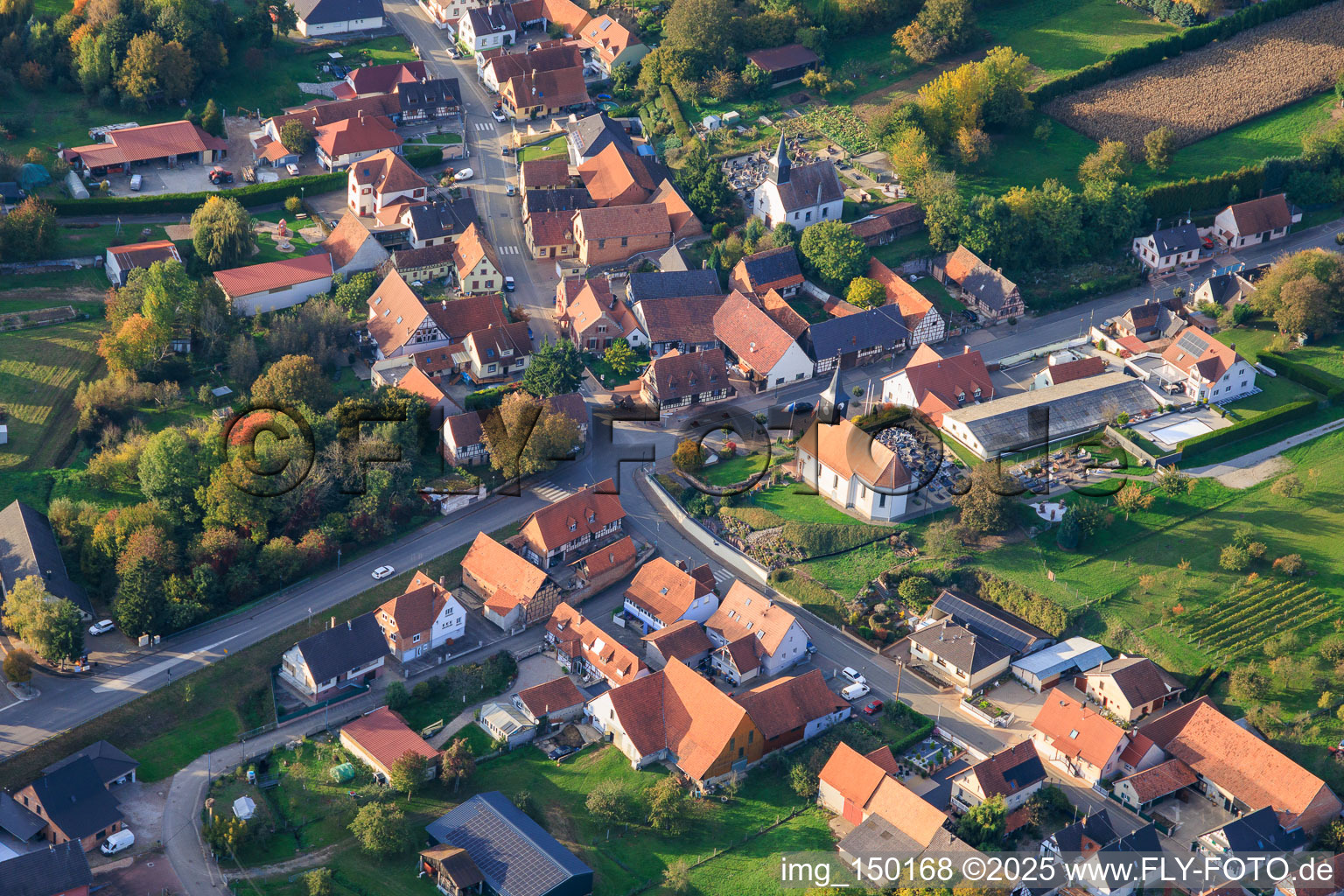 Vue aérienne de Église catholique Saint-Gilles et Église protestante de Wintzenbach avec cimetières à Wintzenbach dans le département Bas Rhin, France