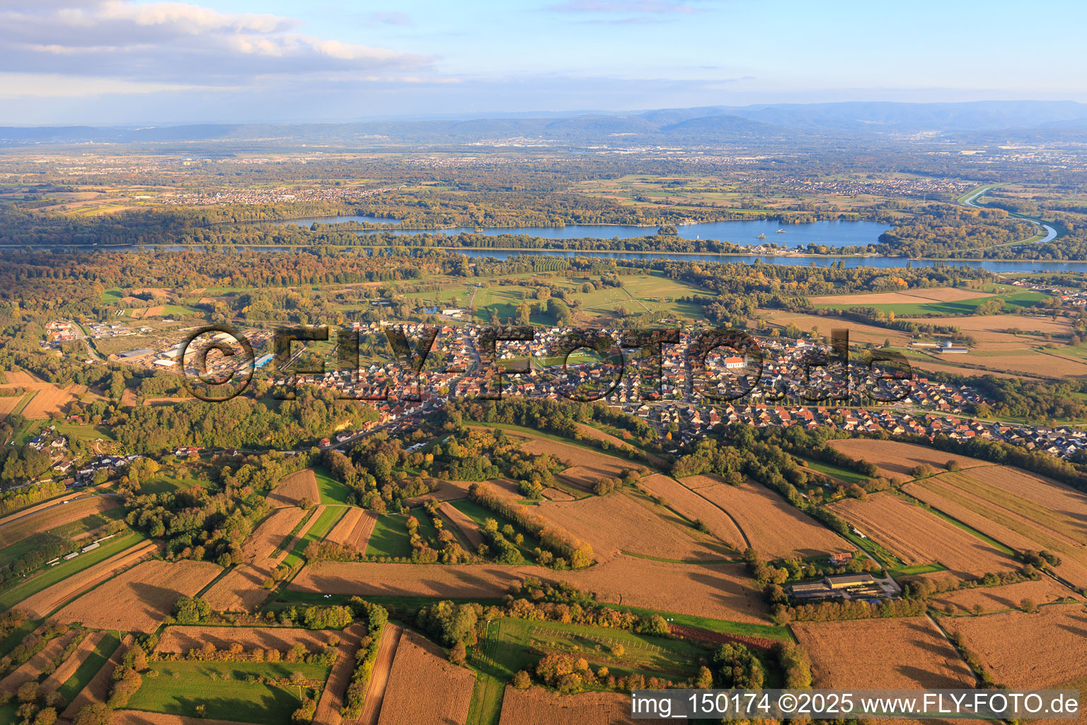 Vue aérienne de Du nord-ouest à Mothern dans le département Bas Rhin, France