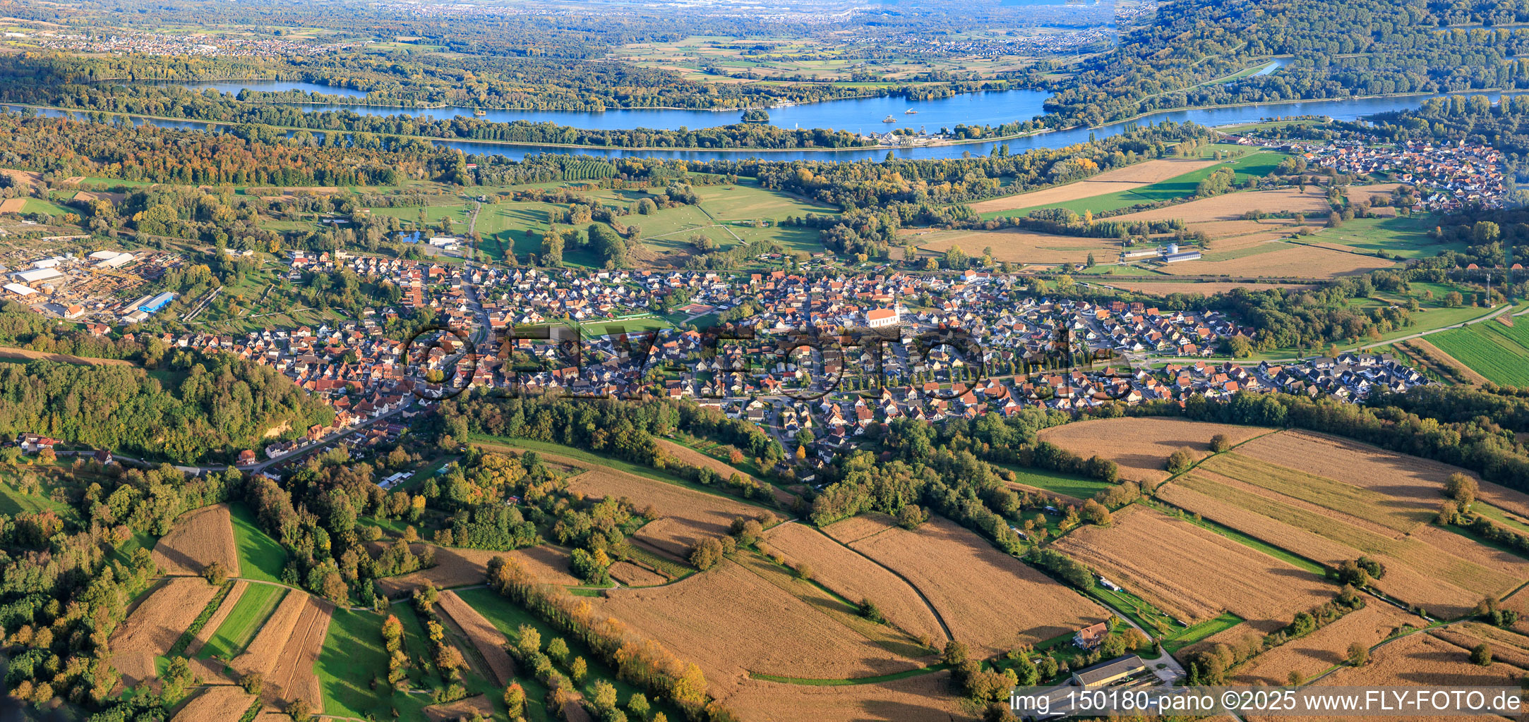 Vue aérienne de Panorama de la ville depuis le nord-ouest à Mothern dans le département Bas Rhin, France
