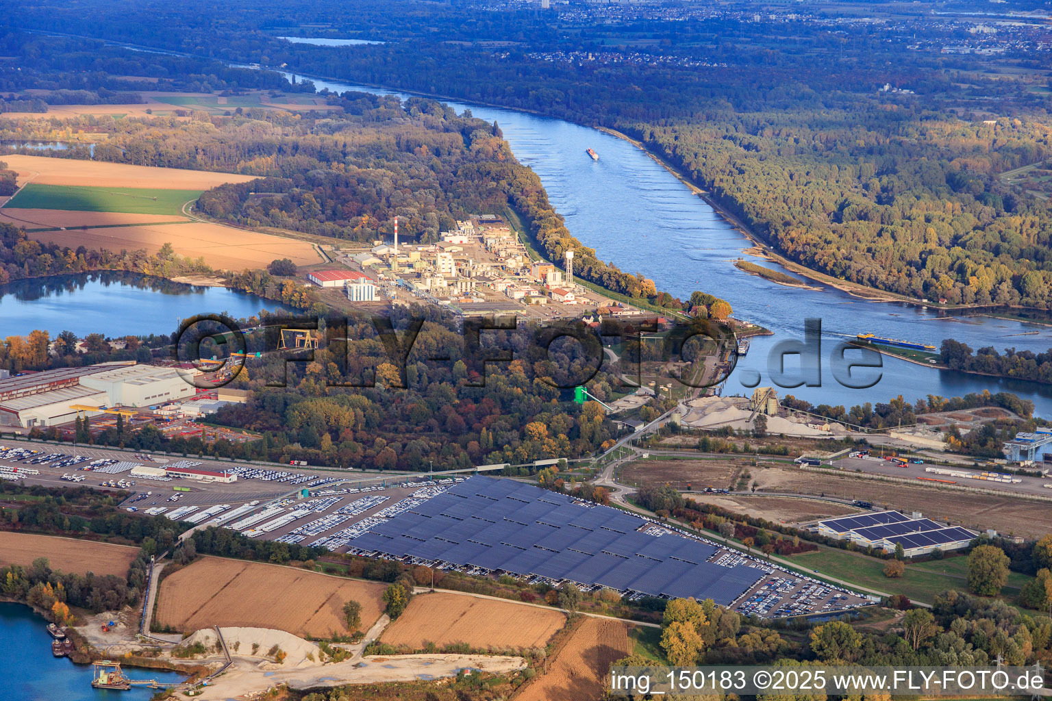 Vue aérienne de Parking couvert de systèmes photovoltaïques par Walon au terminal du Rhin à Lauterbourg dans le département Bas Rhin, France