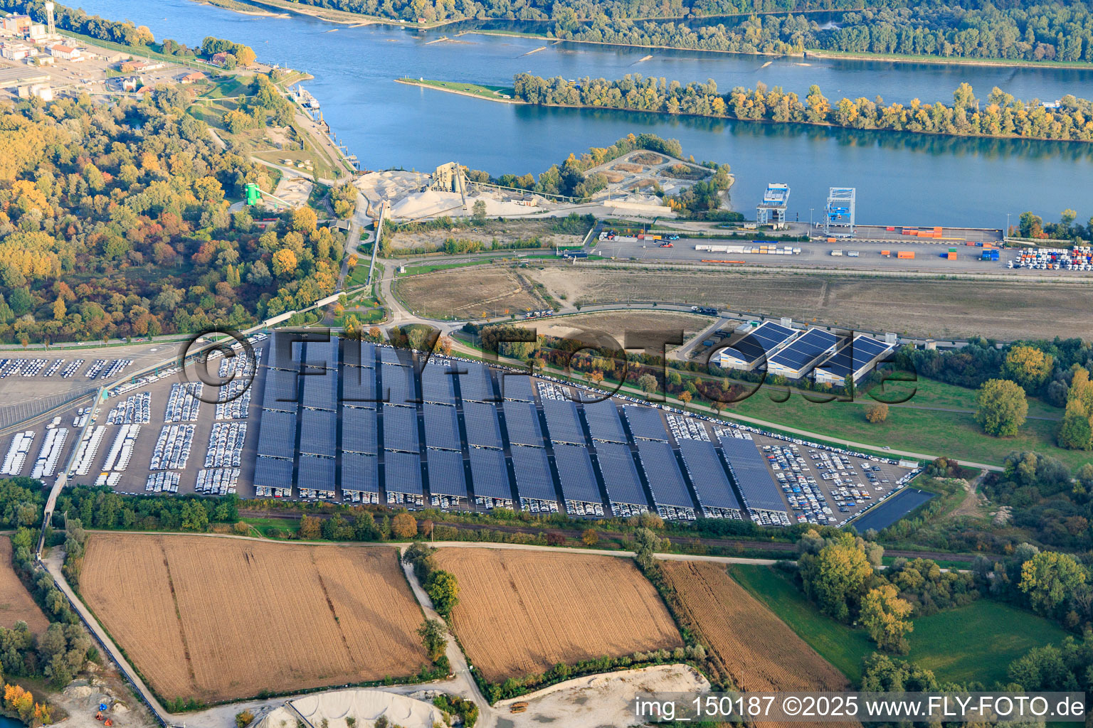 Vue aérienne de Parking couvert de systèmes photovoltaïques par Walon au terminal du Rhin à Lauterbourg dans le département Bas Rhin, France