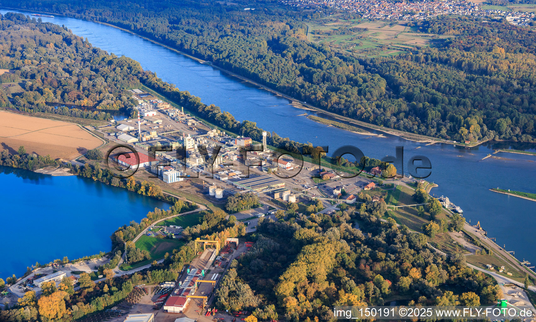 Vue aérienne de Usine chimique d'Evonik Oil Additives SAS au bord du Rhin à Lauterbourg dans le département Bas Rhin, France