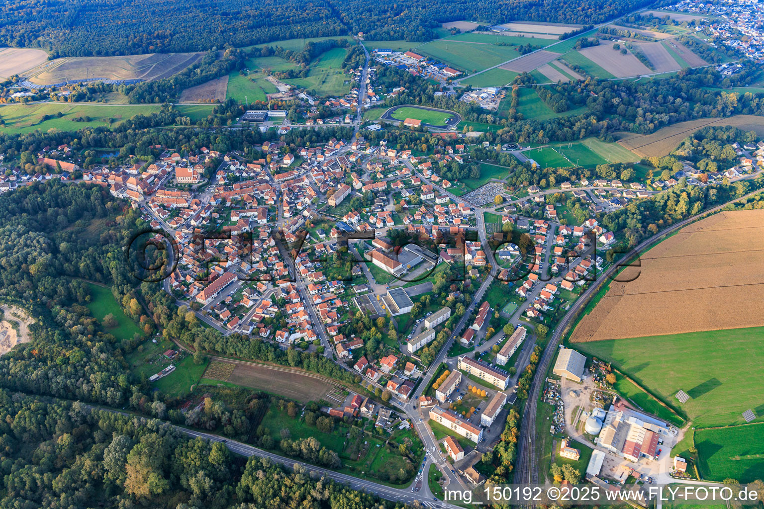 Vue aérienne de Vue d'ensemble de la ville depuis le sud à le quartier Neulauterburg in Lauterbourg dans le département Bas Rhin, France