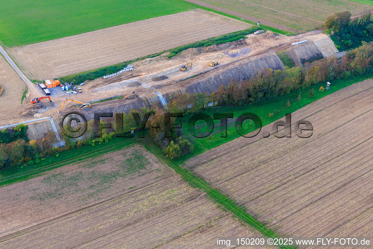 Vue aérienne de Travaux ferroviaires de la Deutsche Bahn AG sur la ligne Winden-Weissenberg à Freckenfeld dans le département Rhénanie-Palatinat, Allemagne