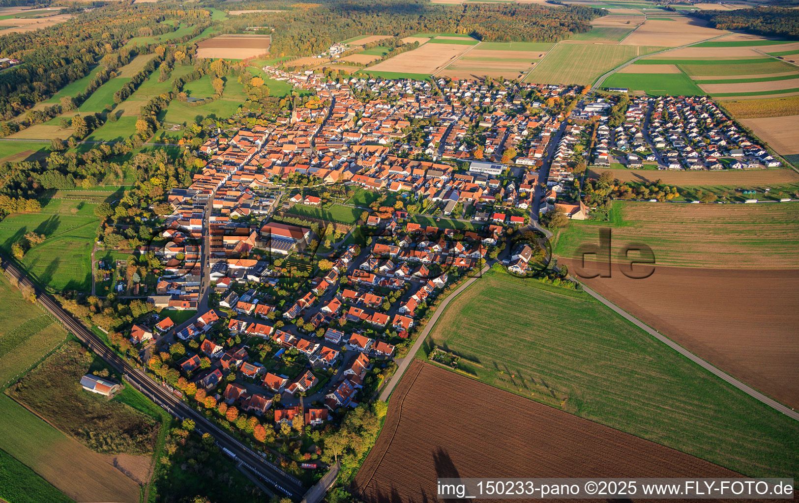 Vue aérienne de Vue d'ensemble de la ville depuis l'ouest à Steinweiler dans le département Rhénanie-Palatinat, Allemagne