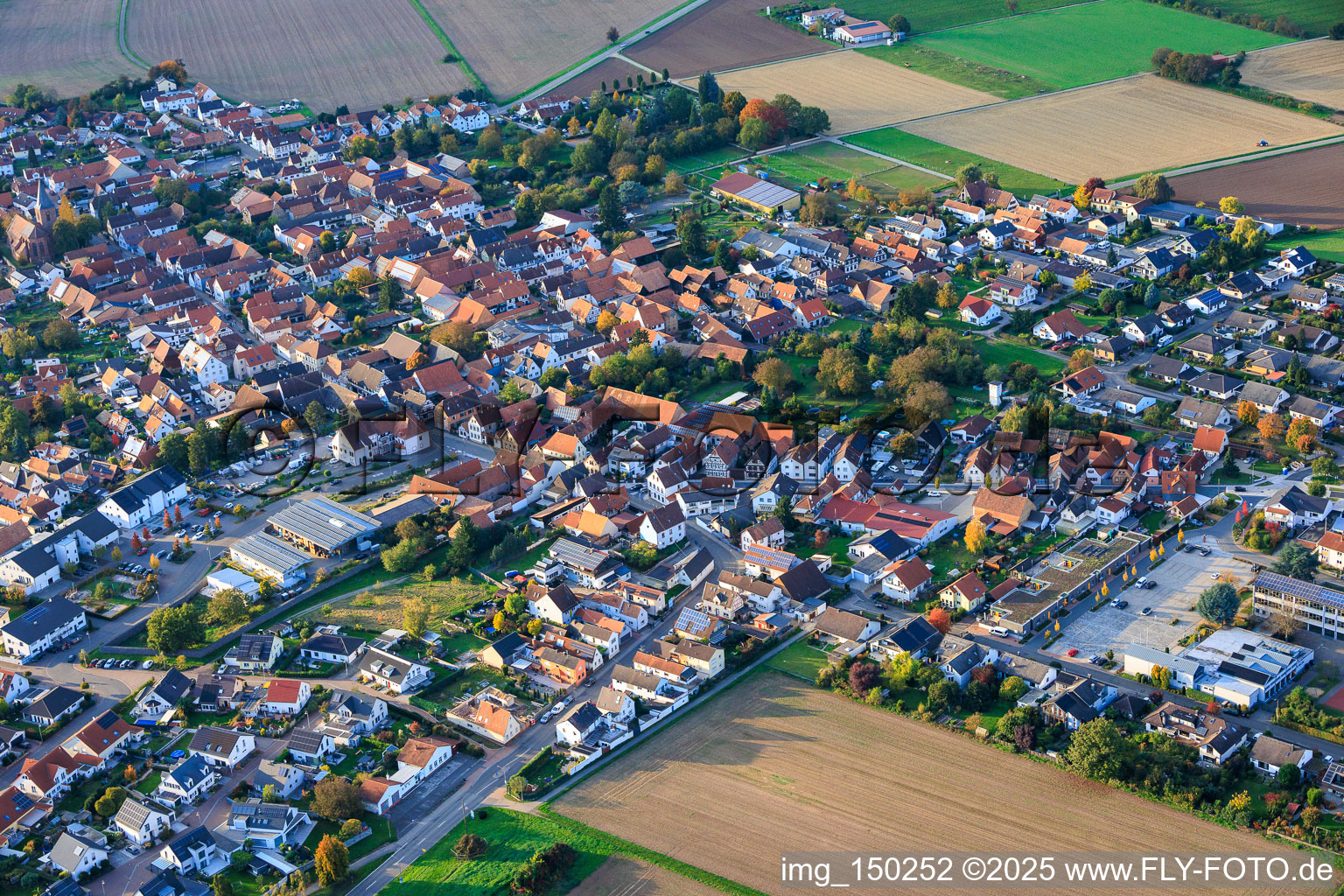 Vue aérienne de Rue principale à l'intersection de la rue Jahn à Rohrbach dans le département Rhénanie-Palatinat, Allemagne