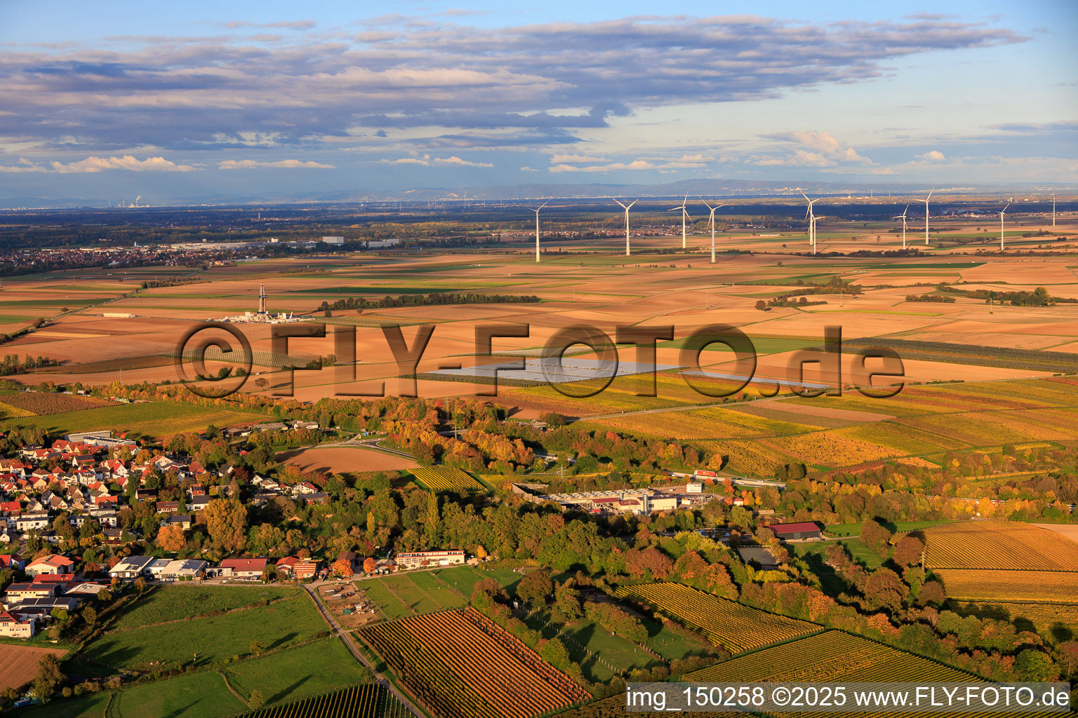 Vue aérienne de Centrale géothermique Insheim pour l'extraction de lithium par Vulcan Energy GmbH (en arrière-plan). Plateforme V20 de Vercana GmbH et parc éolien d'Offenbach. à Insheim dans le département Rhénanie-Palatinat, Allemagne
