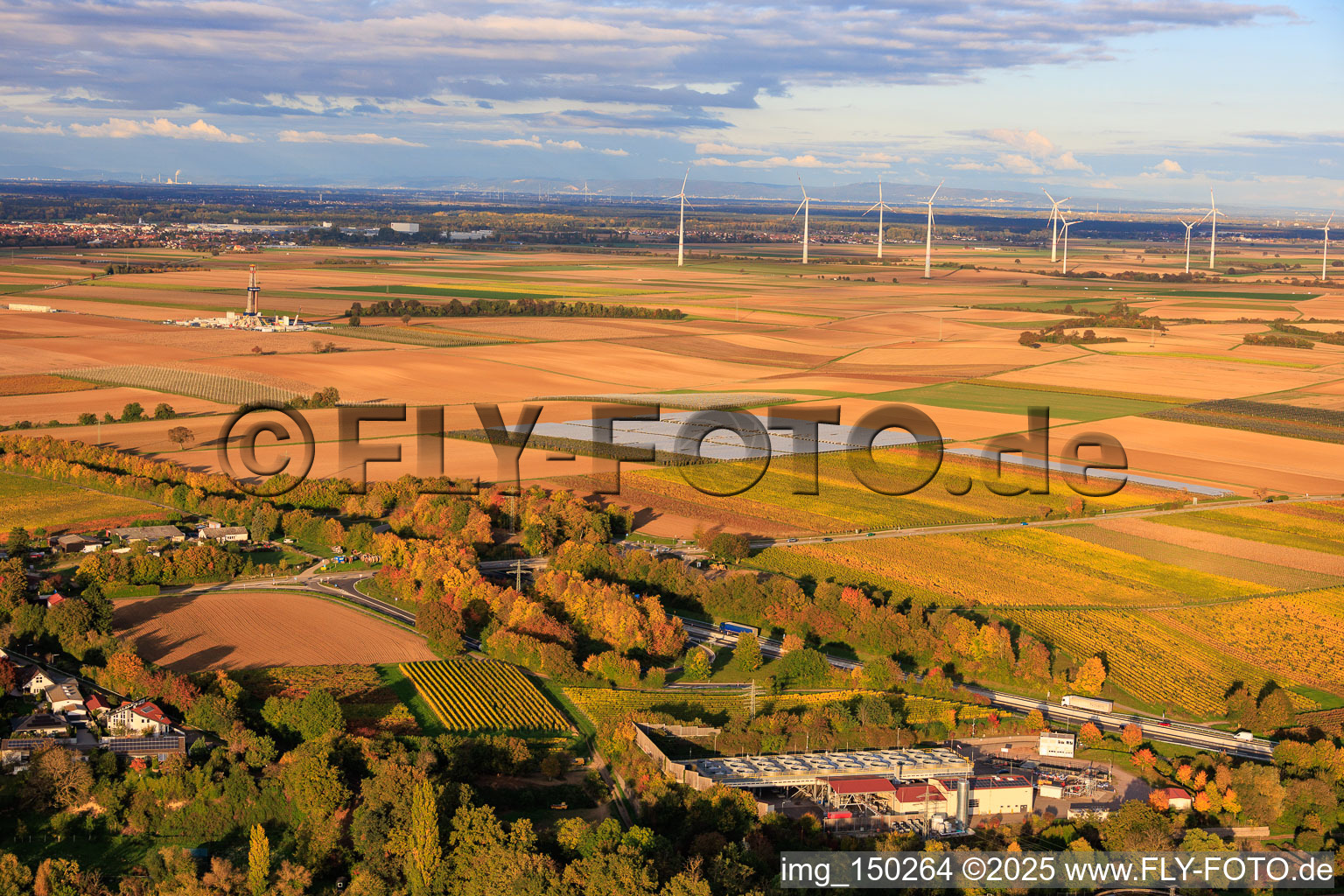 Vue oblique de Centrale géothermique Insheim pour l'extraction de lithium par Vulcan Energy GmbH (en arrière-plan). Plateforme V20 de Vercana GmbH et parc éolien d'Offenbach. à Insheim dans le département Rhénanie-Palatinat, Allemagne