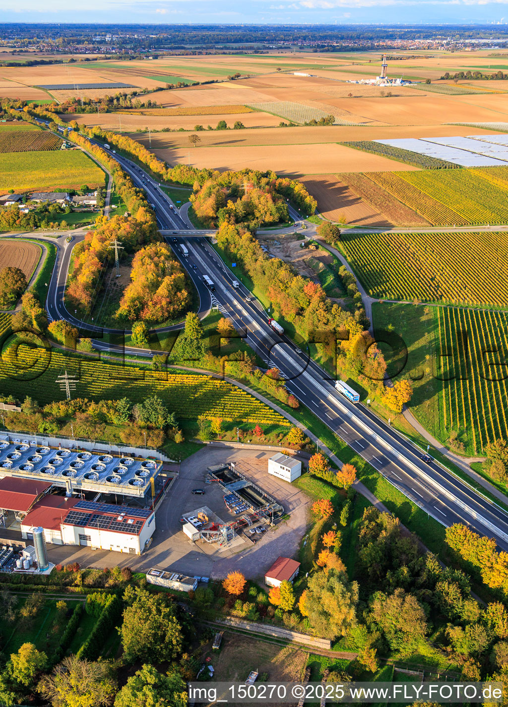 Vue aérienne de Centrale géothermique Insheim pour l'extraction de lithium par Vulcan Energy GmbH (en arrière-plan : plateforme V20 de Vercana GmbH) à Insheim dans le département Rhénanie-Palatinat, Allemagne