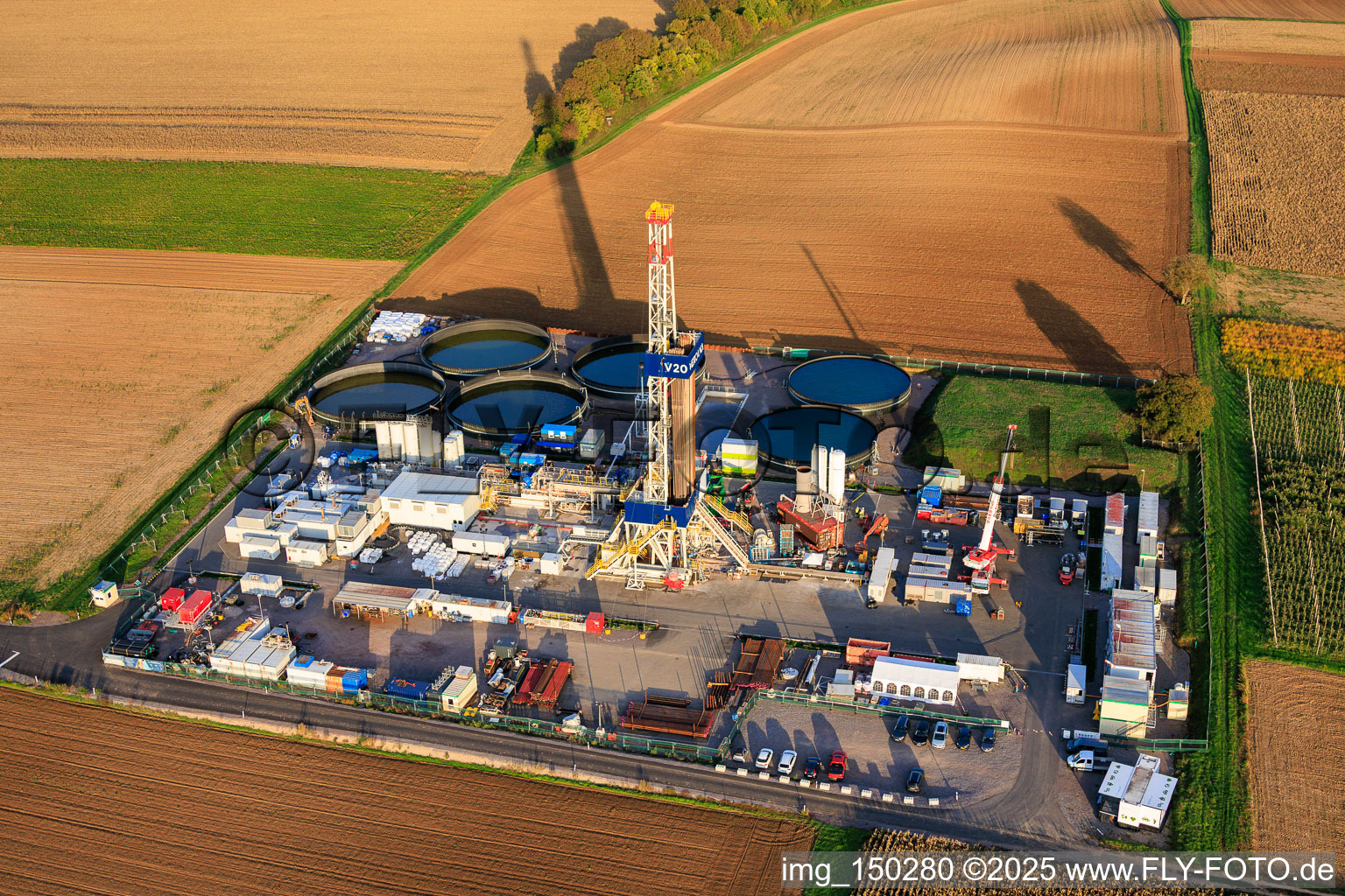 Photographie aérienne de Forage géothermique profond pour l'extraction de lithium par Vulcan Energy GmbH à l'aide de la plateforme V20 de Vercana GmbH à Insheim dans le département Rhénanie-Palatinat, Allemagne