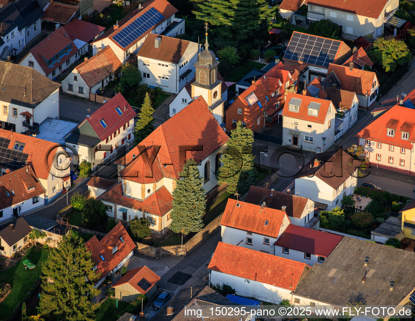 Vue aérienne de Église Saint-Martin à le quartier Mörlheim in Landau in der Pfalz dans le département Rhénanie-Palatinat, Allemagne