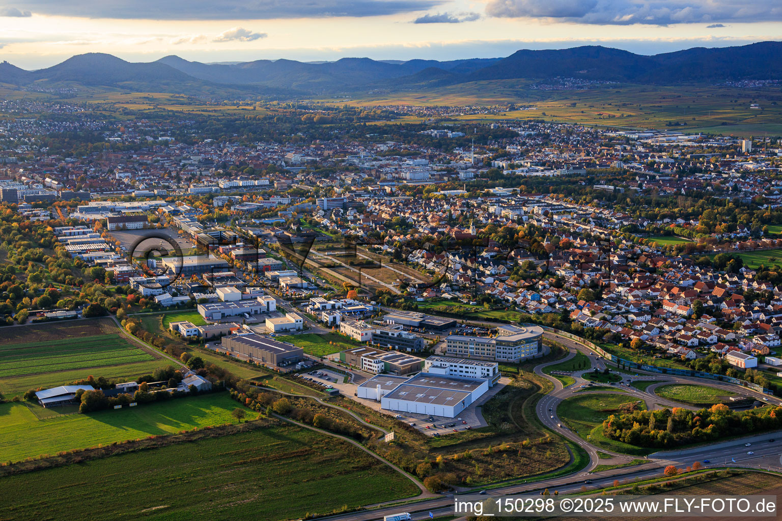 Vue aérienne de Vue de la ville depuis l'est à la sortie Landau Mitte de l'A65 à le quartier Queichheim in Landau in der Pfalz dans le département Rhénanie-Palatinat, Allemagne