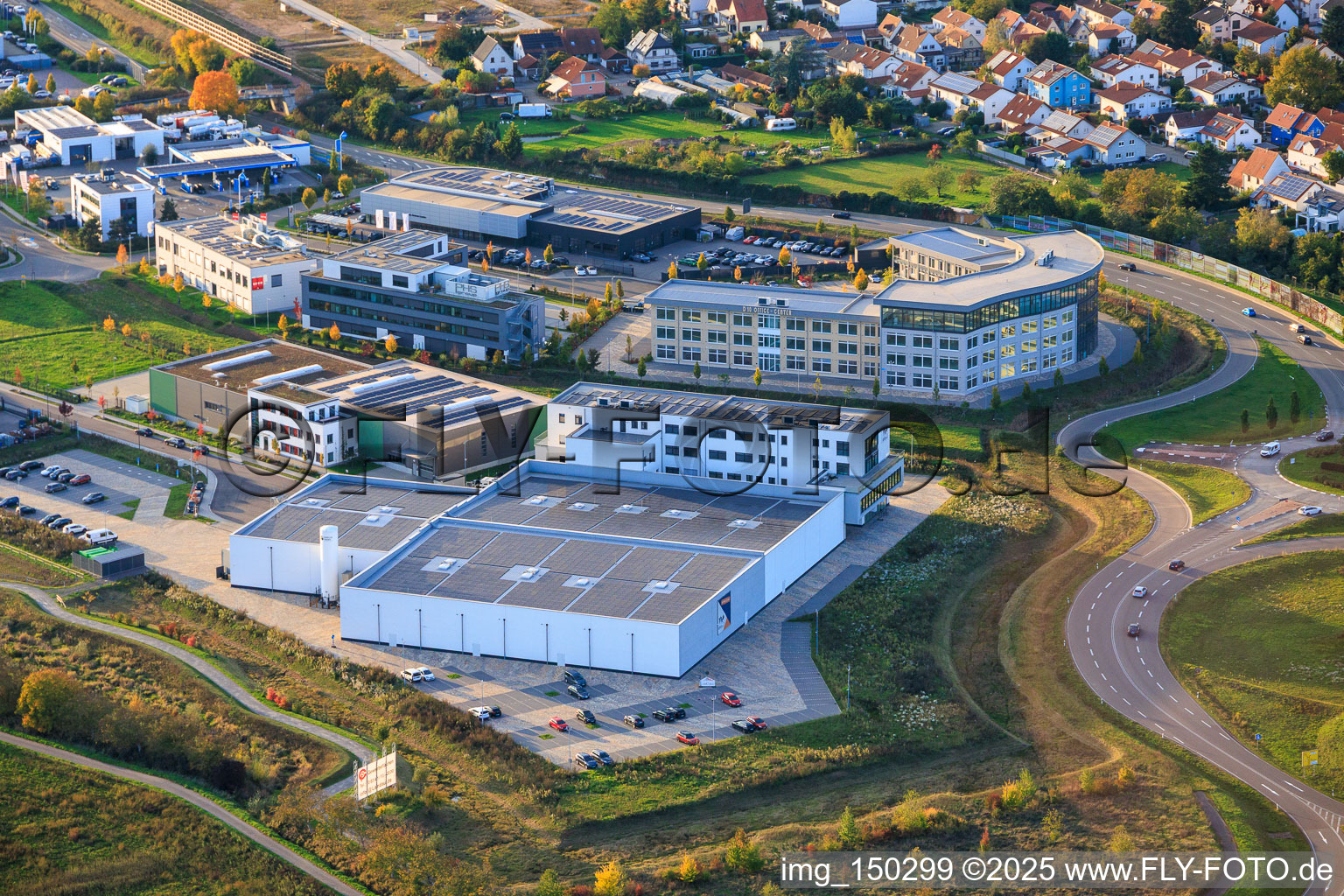 Vue aérienne de WEPTECH elektronik GmbH (siège social) et Schmitt Spezialmaschinenbau à le quartier Queichheim in Landau in der Pfalz dans le département Rhénanie-Palatinat, Allemagne