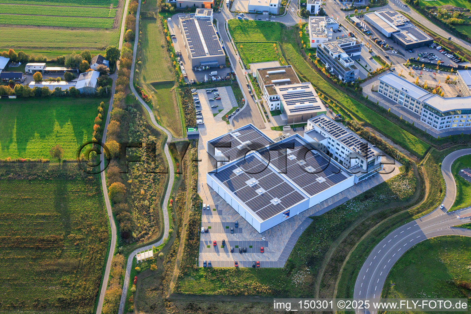 Vue aérienne de WEPTECH elektronik GmbH (siège social), EmiCo Emission Control Systems GmbH et Schmitt Spezialmaschinenbau à le quartier Queichheim in Landau in der Pfalz dans le département Rhénanie-Palatinat, Allemagne