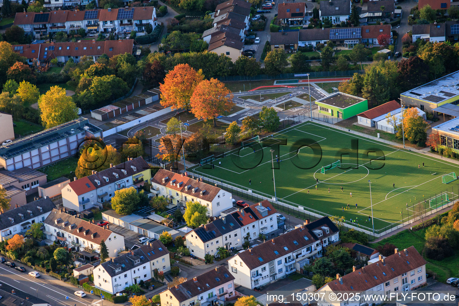 Vue aérienne de Terrain de football et club-house du FSV Azzurri Landau 1982 eV à le quartier Queichheim in Landau in der Pfalz dans le département Rhénanie-Palatinat, Allemagne