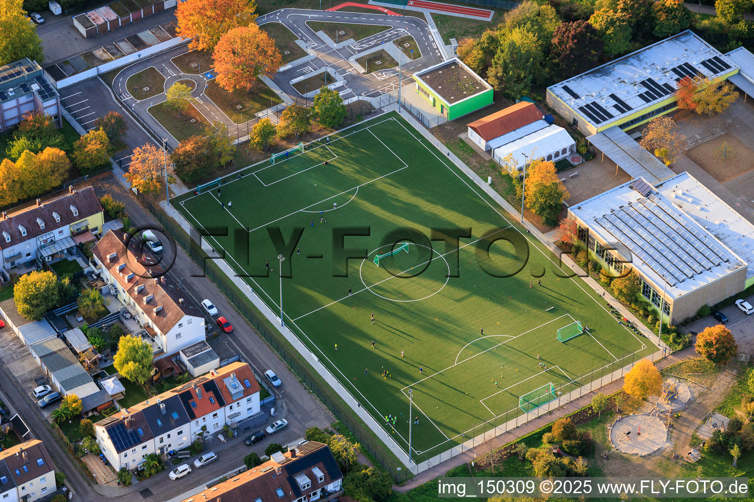 Vue aérienne de Terrain de football et club-house du FSV Azzurri Landau 1982 eV à le quartier Queichheim in Landau in der Pfalz dans le département Rhénanie-Palatinat, Allemagne