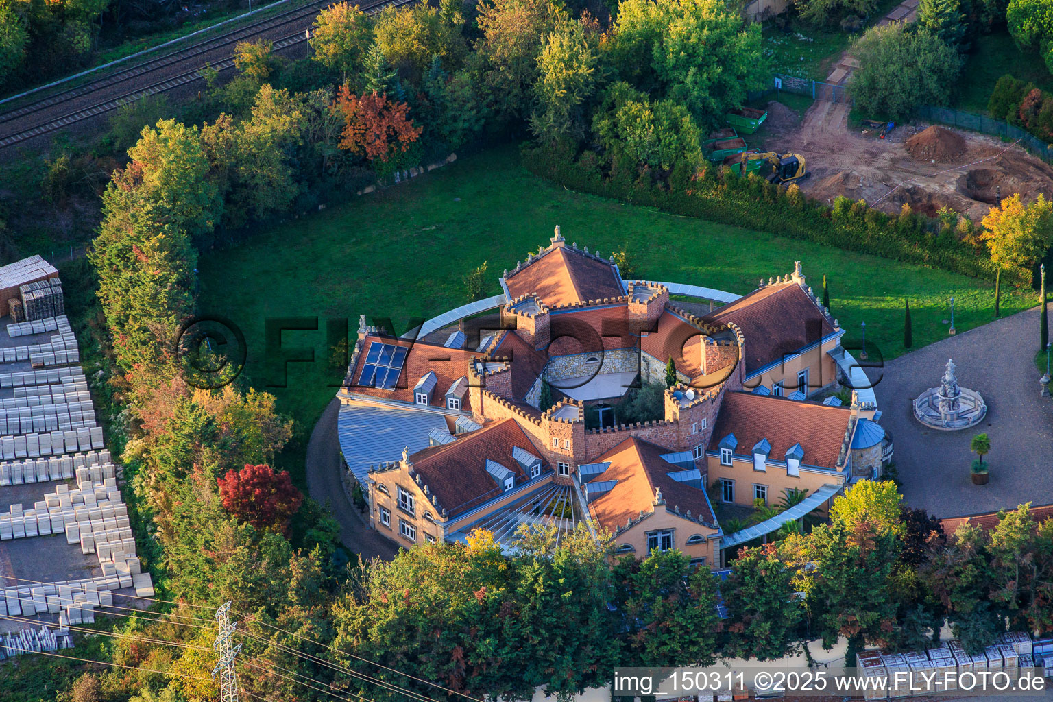 Vue aérienne de Villa de style château chez LBT Landauer Betonteile GmbH à Landau in der Pfalz dans le département Rhénanie-Palatinat, Allemagne