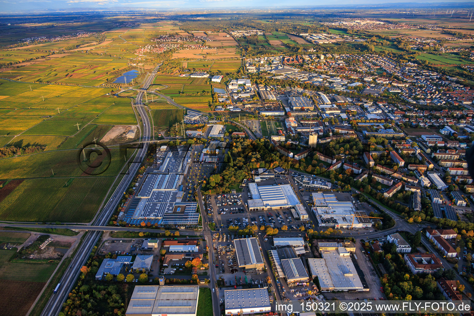 Vue aérienne de Landau-Nord et le tracé de la B10 vers l'est à Landau in der Pfalz dans le département Rhénanie-Palatinat, Allemagne