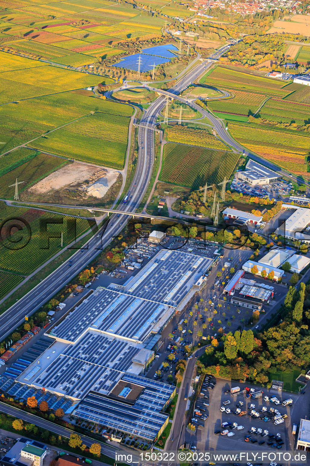 Vue aérienne de Gillet Baumarkt GmbH et le tracé de la B10 vers l'est avec la sortie Landau/Edesheim à Landau in der Pfalz dans le département Rhénanie-Palatinat, Allemagne