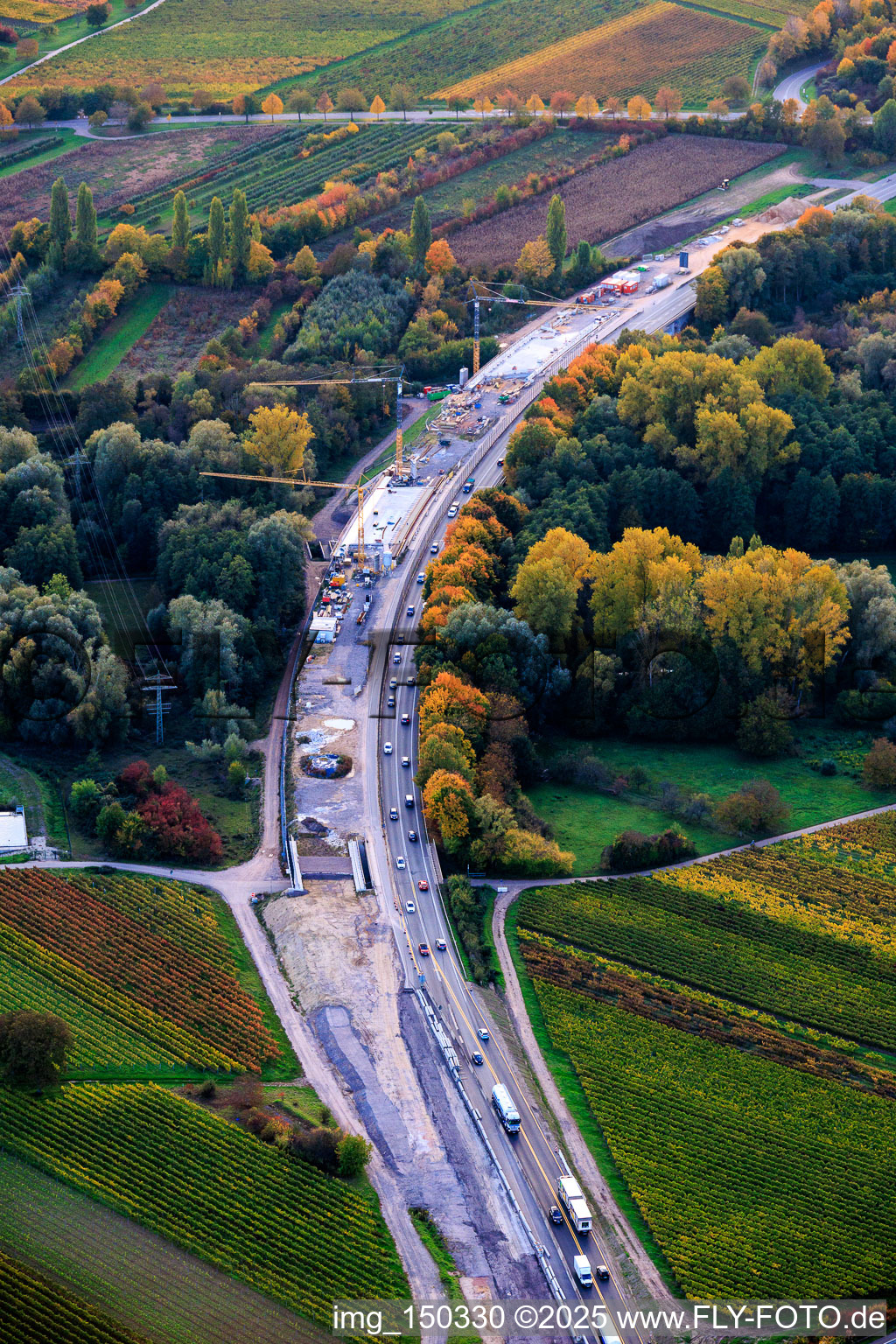 Vue aérienne de Chantier pour l'élargissement à quatre voies de la B10 au niveau du pont de Queich à le quartier Godramstein in Landau in der Pfalz dans le département Rhénanie-Palatinat, Allemagne