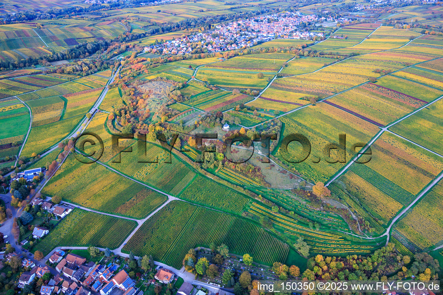 Vue aérienne de Réserve naturelle et chapelle "Kleine Kalmit" à le quartier Arzheim in Landau in der Pfalz dans le département Rhénanie-Palatinat, Allemagne