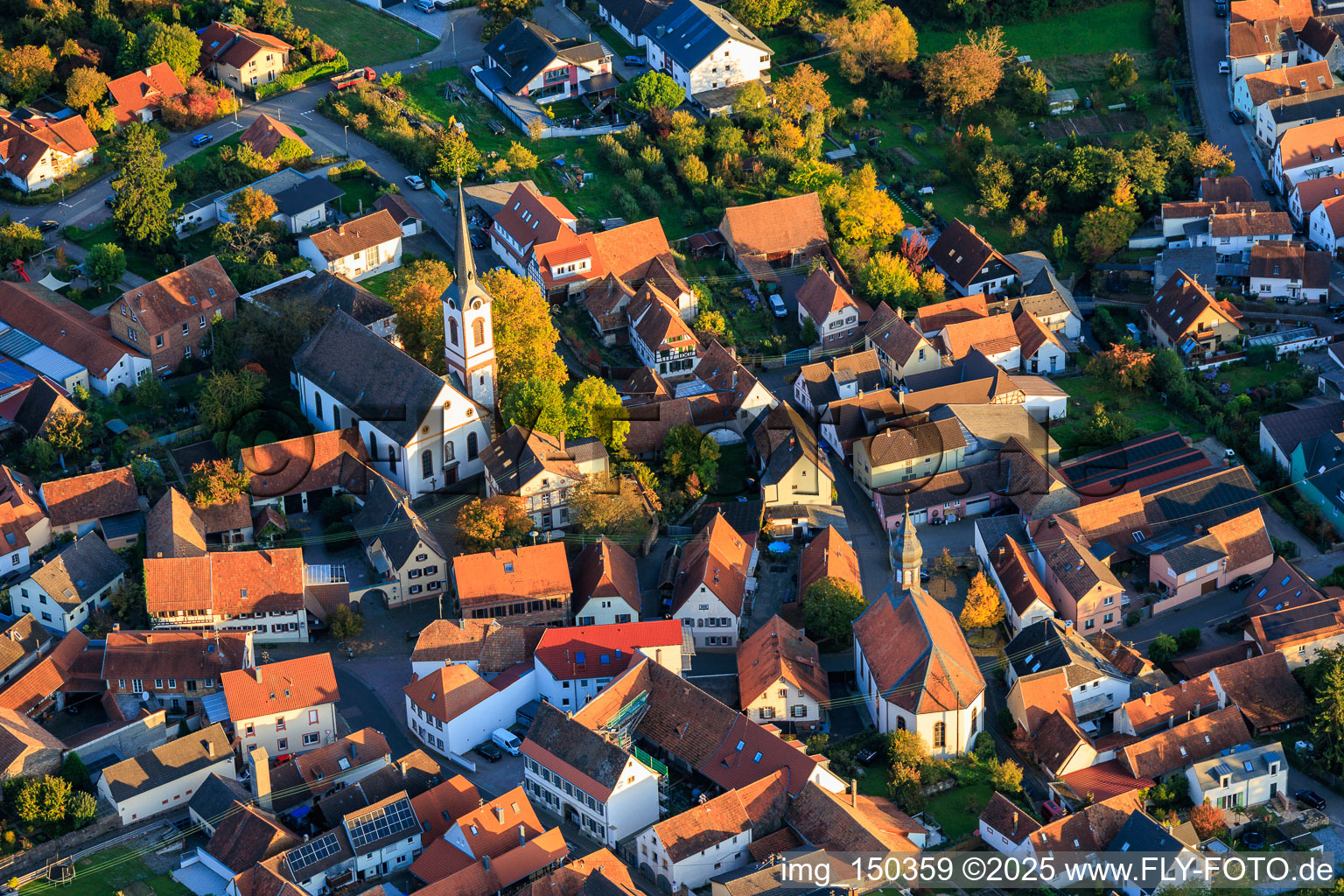 Vue aérienne de Église protestante Göcklingen et église Saint-Laurent à Göcklingen dans le département Rhénanie-Palatinat, Allemagne