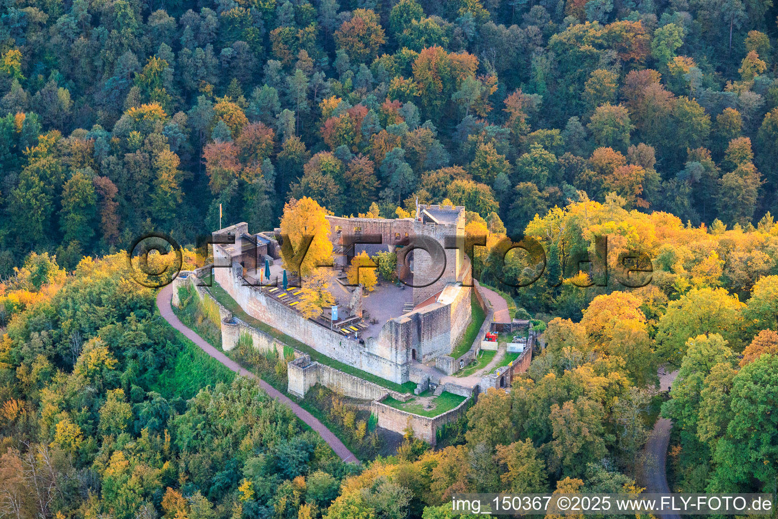 Vue aérienne de Le château de Landeck en soirée d'automne à Klingenmünster dans le département Rhénanie-Palatinat, Allemagne