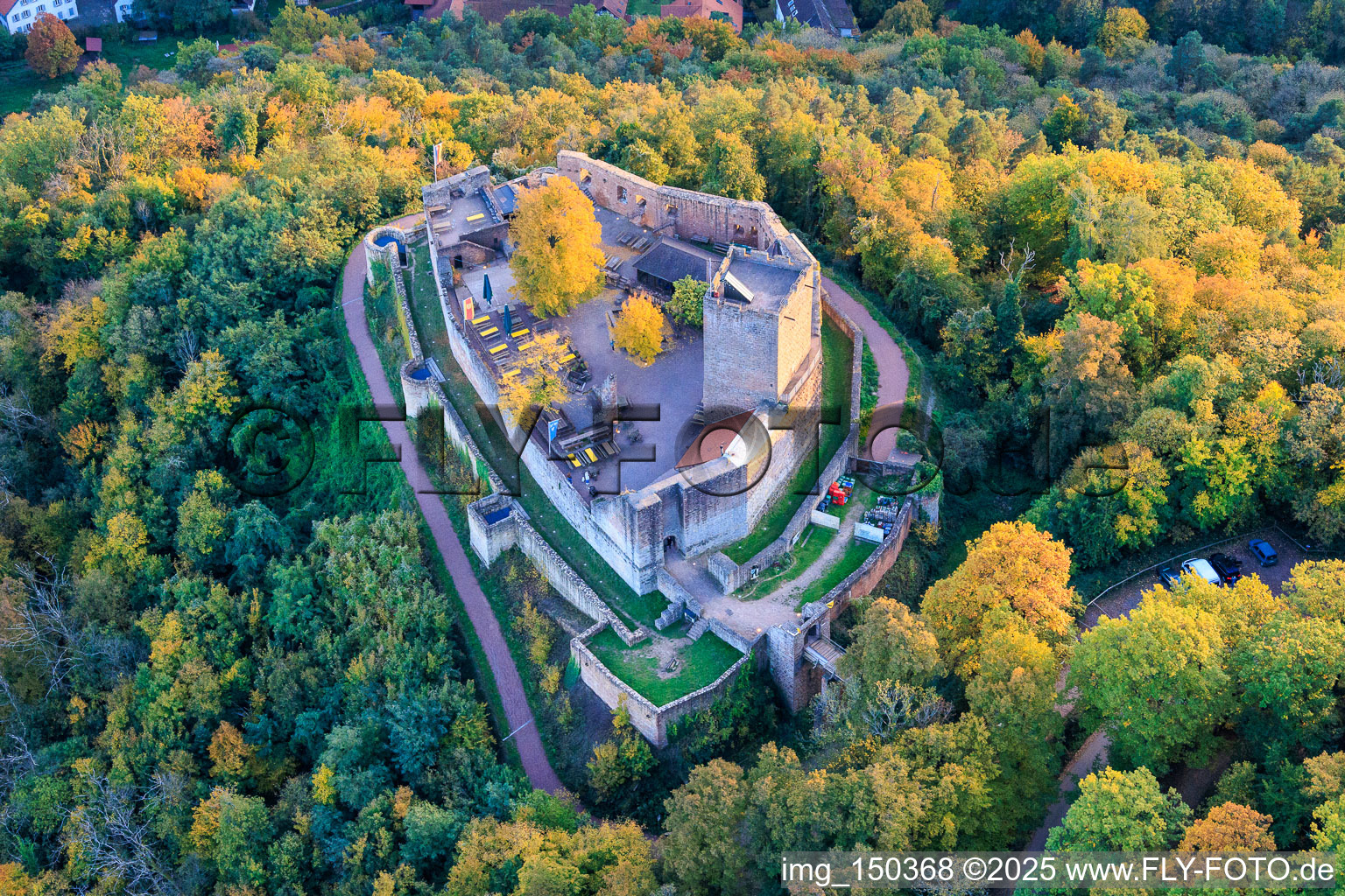 Vue aérienne de Le château de Landeck en soirée d'automne à Klingenmünster dans le département Rhénanie-Palatinat, Allemagne