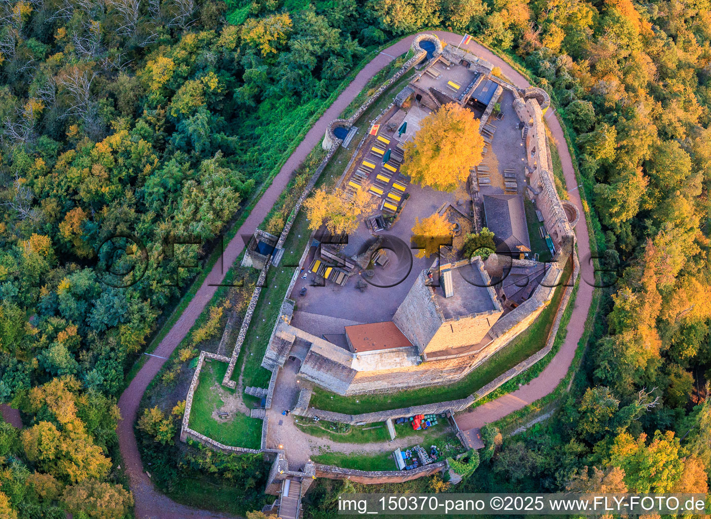 Photographie aérienne de Le château de Landeck en soirée d'automne à Klingenmünster dans le département Rhénanie-Palatinat, Allemagne