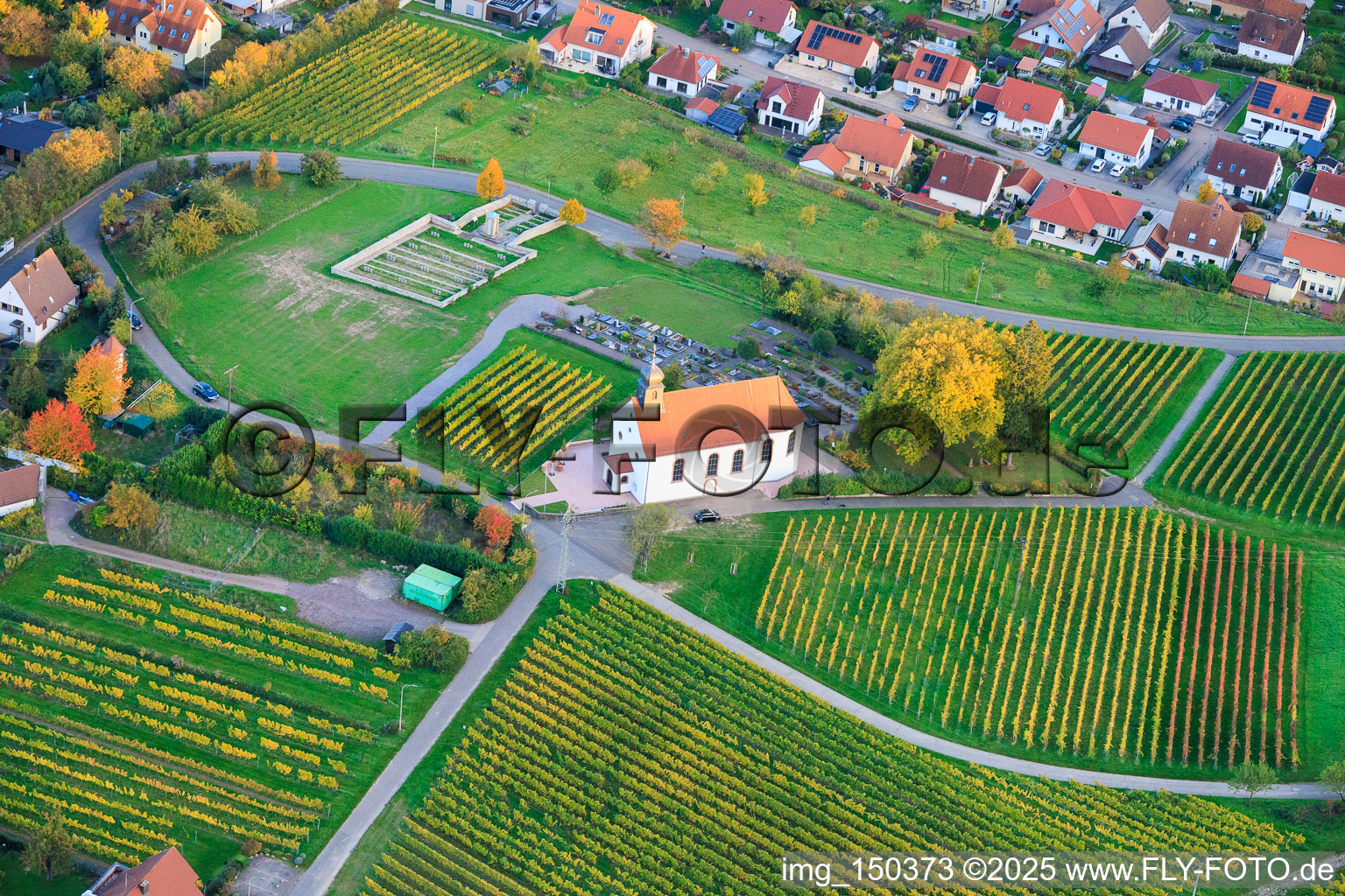 Vue aérienne de La chapelle et le cimetière Saint-Denys en automne à le quartier Gleiszellen in Gleiszellen-Gleishorbach dans le département Rhénanie-Palatinat, Allemagne