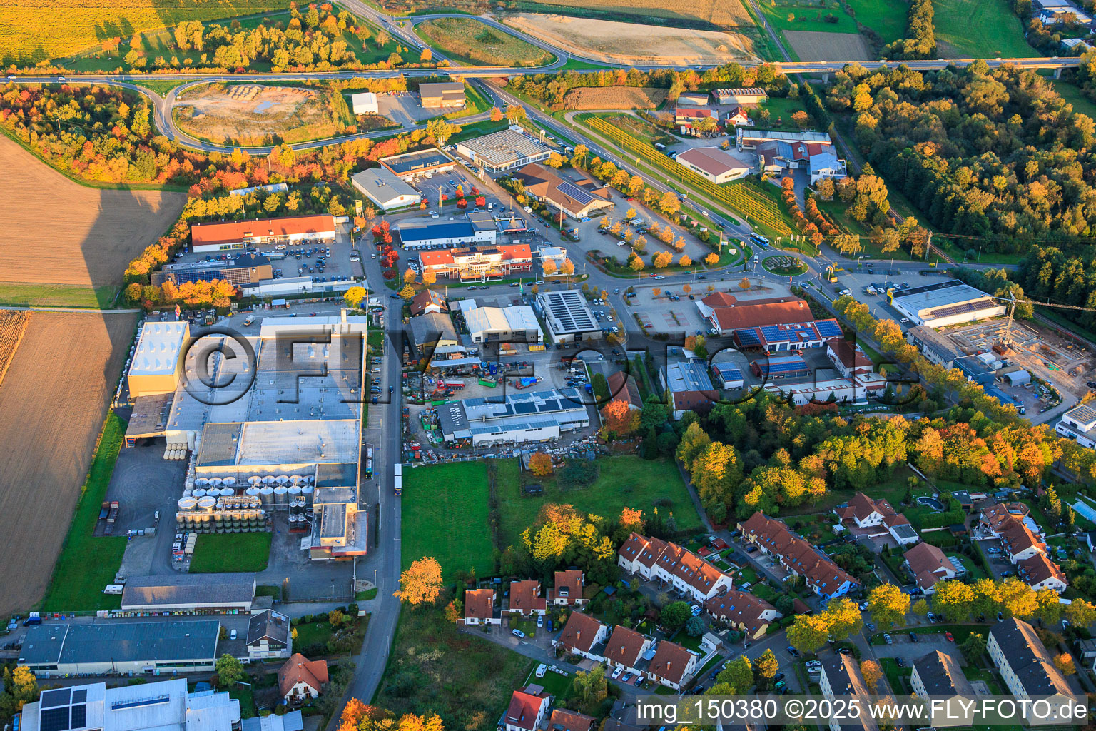 Vue aérienne de Domaine viticole ZGM Zimmermann-Graeff & Müller GmbH & Co. et parc industriel Im Weidfeld à le quartier Pleisweiler in Bad Bergzabern dans le département Rhénanie-Palatinat, Allemagne