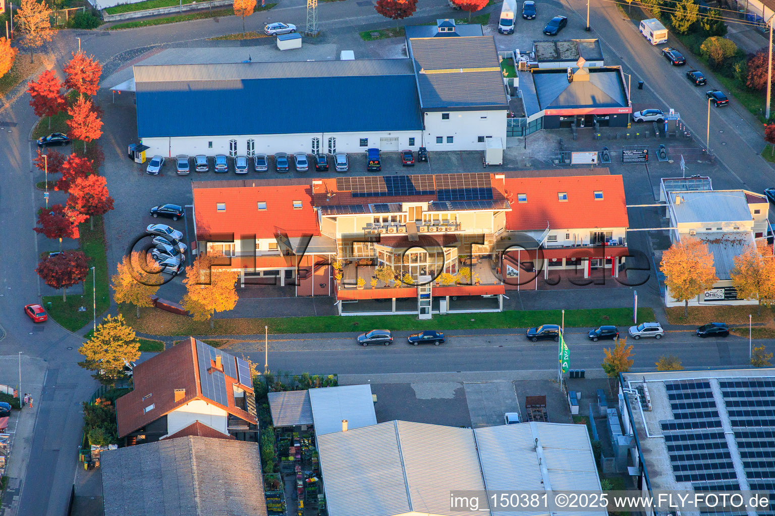 Vue aérienne de Salle de jeux Webo-Mobil, M&S Komplettbau et PLAY POINT à Pleisweiler-Oberhofen dans le département Rhénanie-Palatinat, Allemagne