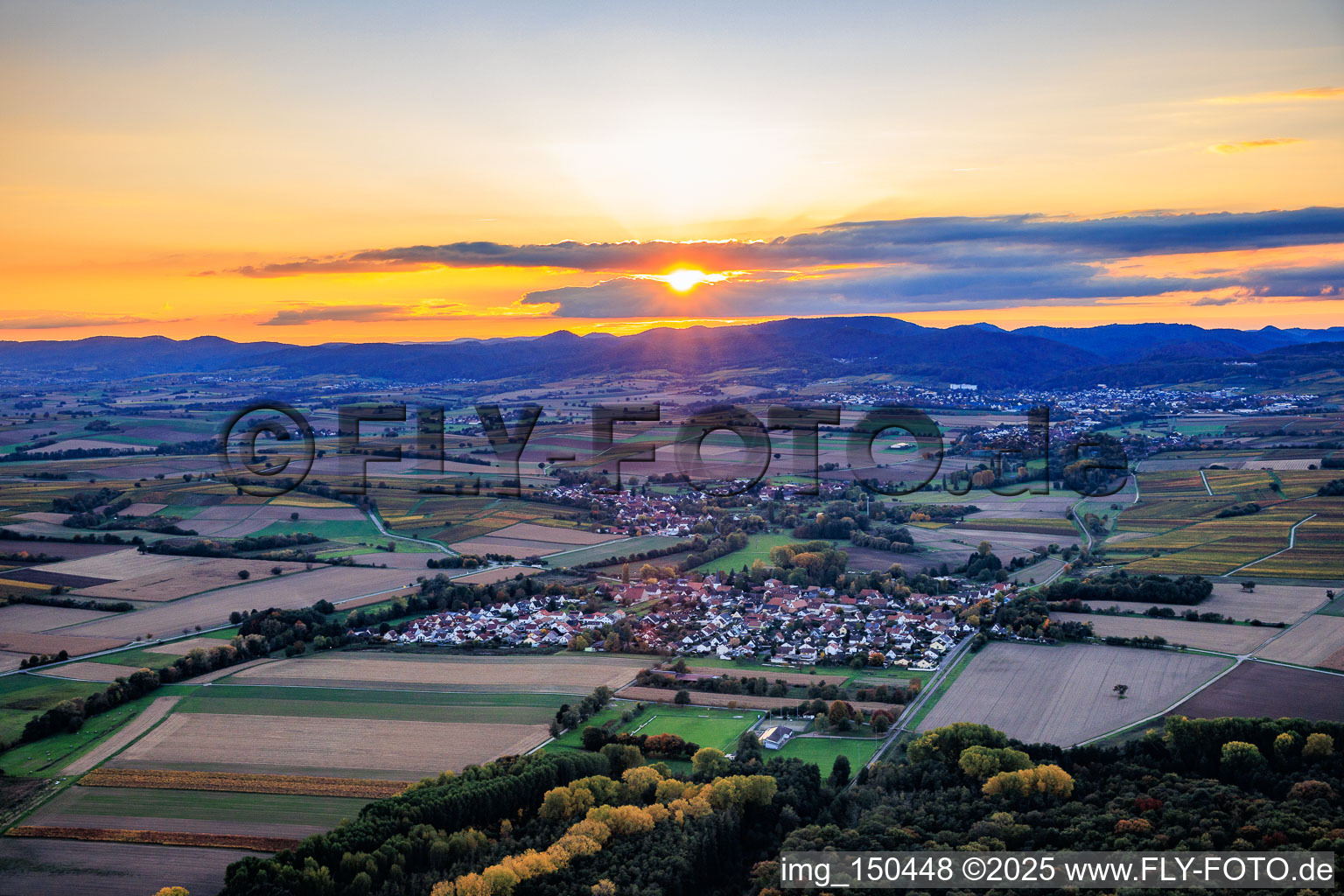 Vue aérienne de Vue de la ville depuis l'est au coucher du soleil à Barbelroth dans le département Rhénanie-Palatinat, Allemagne