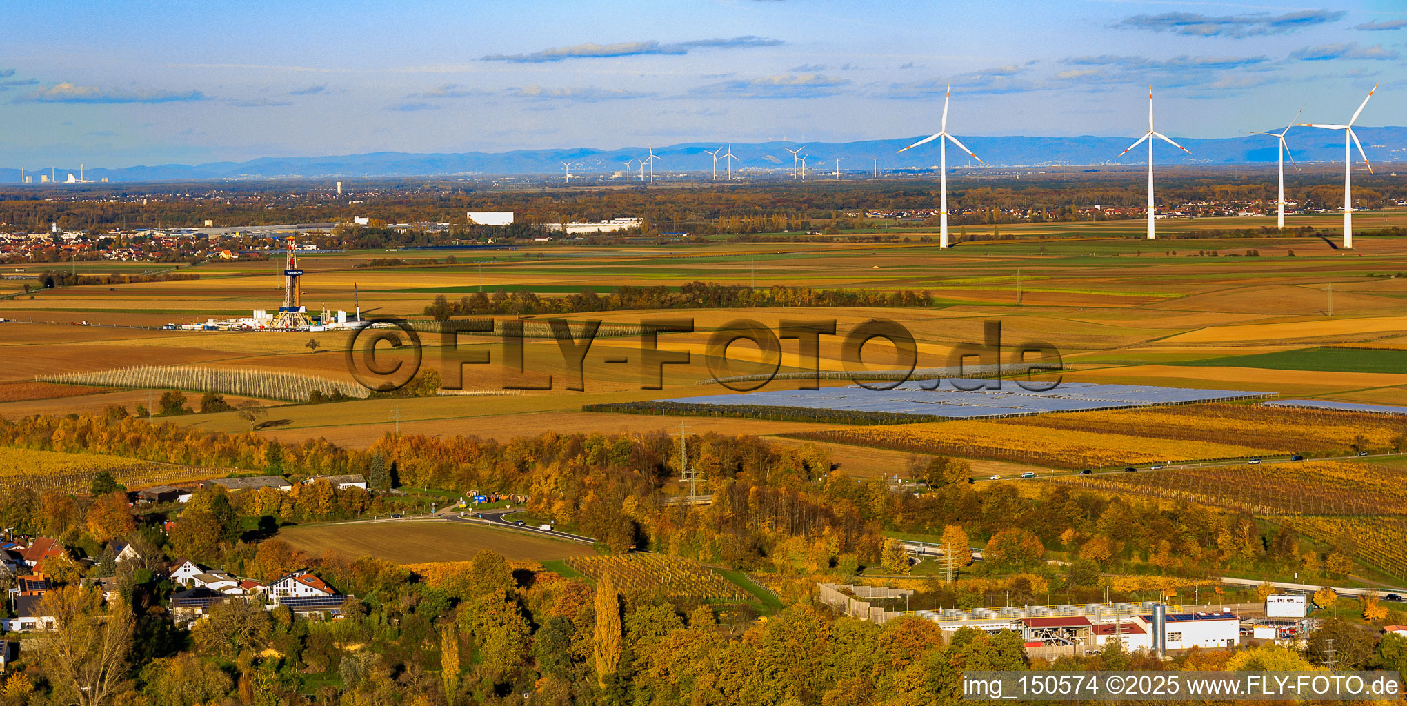 Vue aérienne de La centrale géothermique Insheim et l'appareil de forage V20 de Vercana GmbH, destinés à l'exploitation de l'énergie géothermique profonde et à l'extraction de lithium, sont situés devant le parc éolien d'Offenbach, avec le GKM Mannheim en arrière-plan. à Insheim dans le département Rhénanie-Palatinat, Allemagne