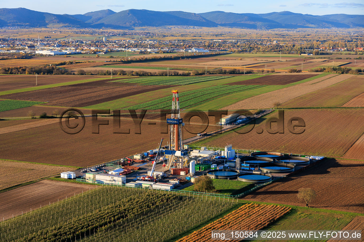 Vue aérienne de Plateforme de forage Rig V20 de Vercana GmbH pour l'extraction d'énergie géothermique profonde et de lithium à Insheim dans le département Rhénanie-Palatinat, Allemagne