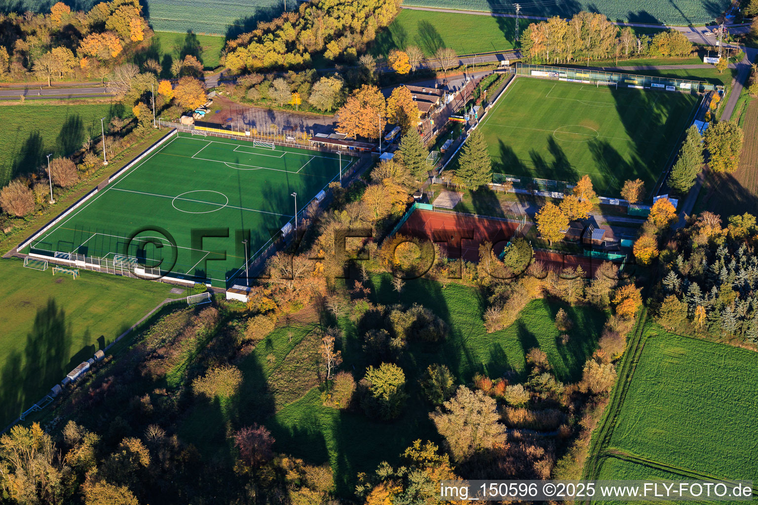 Vue aérienne de Terrains de sport de TB Jahn 1896 eV et TC '86 eV à Zeiskam dans le département Rhénanie-Palatinat, Allemagne