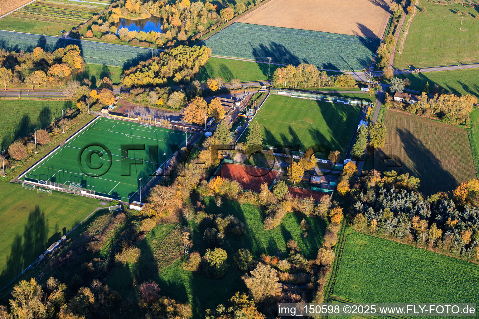 Photographie aérienne de Terrains de sport de TB Jahn 1896 eV et TC '86 eV à Zeiskam dans le département Rhénanie-Palatinat, Allemagne