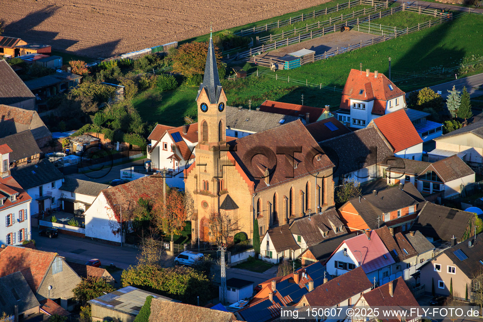 Vue aérienne de Église évangélique d'Unterdorf Lustadt à le quartier Niederlustadt in Lustadt dans le département Rhénanie-Palatinat, Allemagne