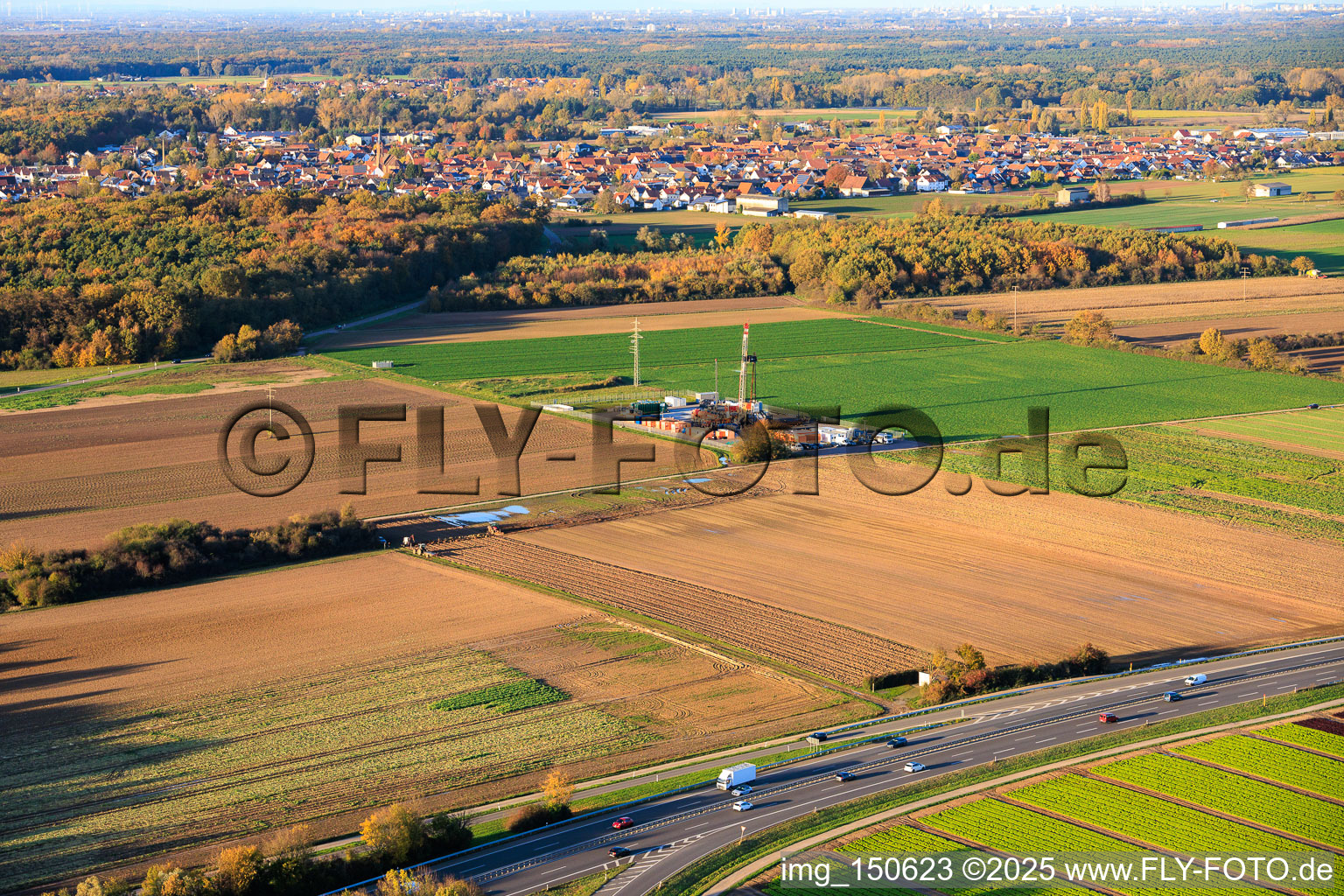 Vue aérienne de Forage exploratoire pétrolier par Palatina GeoCon GmbH & Co. KG (SCWH1) à Schwegenheim dans le département Rhénanie-Palatinat, Allemagne