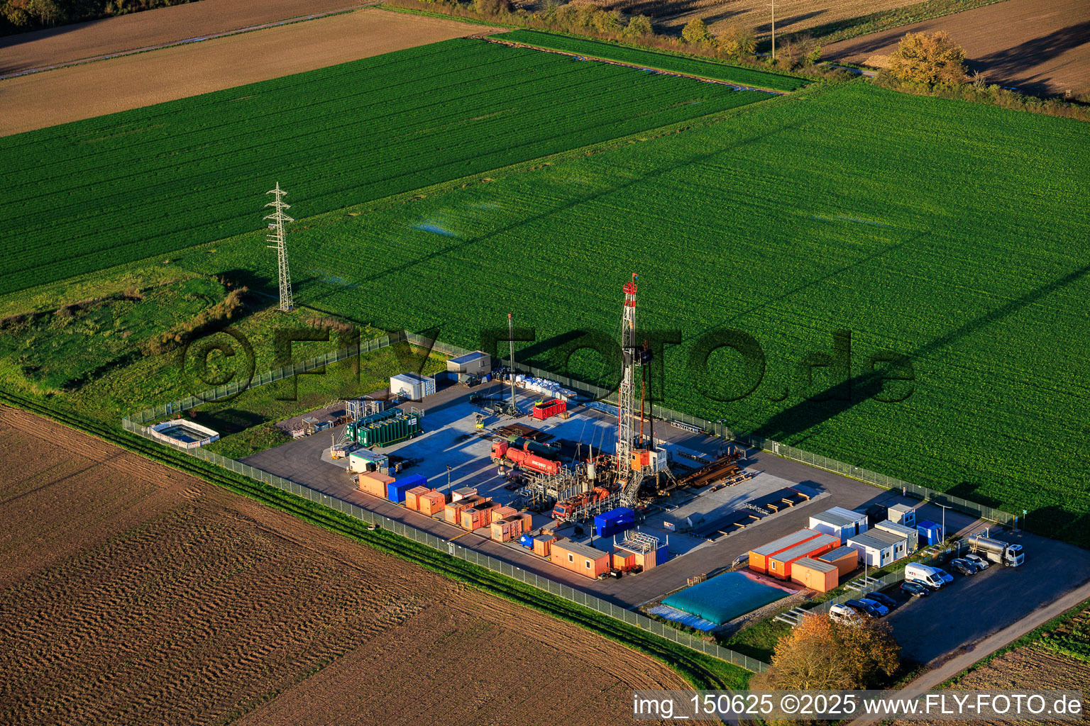 Vue aérienne de Forage exploratoire pétrolier par Palatina GeoCon GmbH & Co. KG (SCWH1) à Schwegenheim dans le département Rhénanie-Palatinat, Allemagne