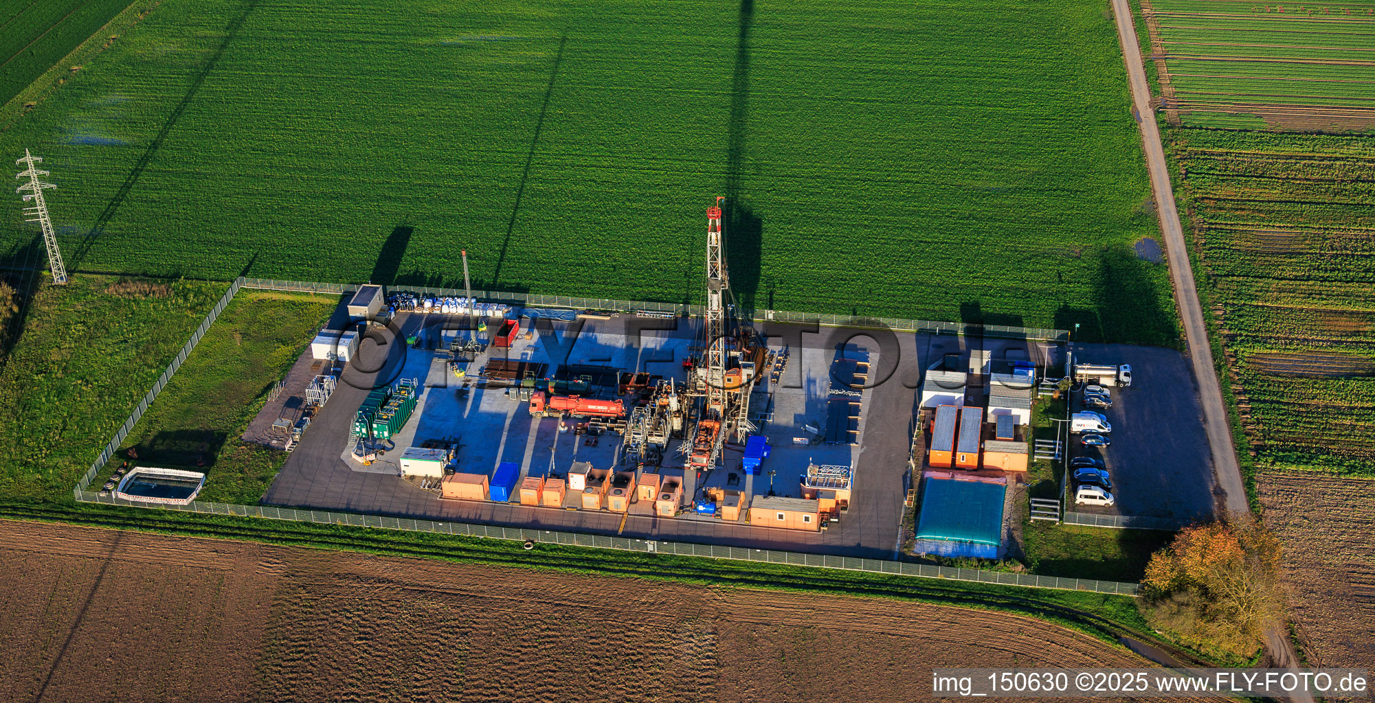 Vue oblique de Forage exploratoire pétrolier par Palatina GeoCon GmbH & Co. KG (SCWH1) à Schwegenheim dans le département Rhénanie-Palatinat, Allemagne
