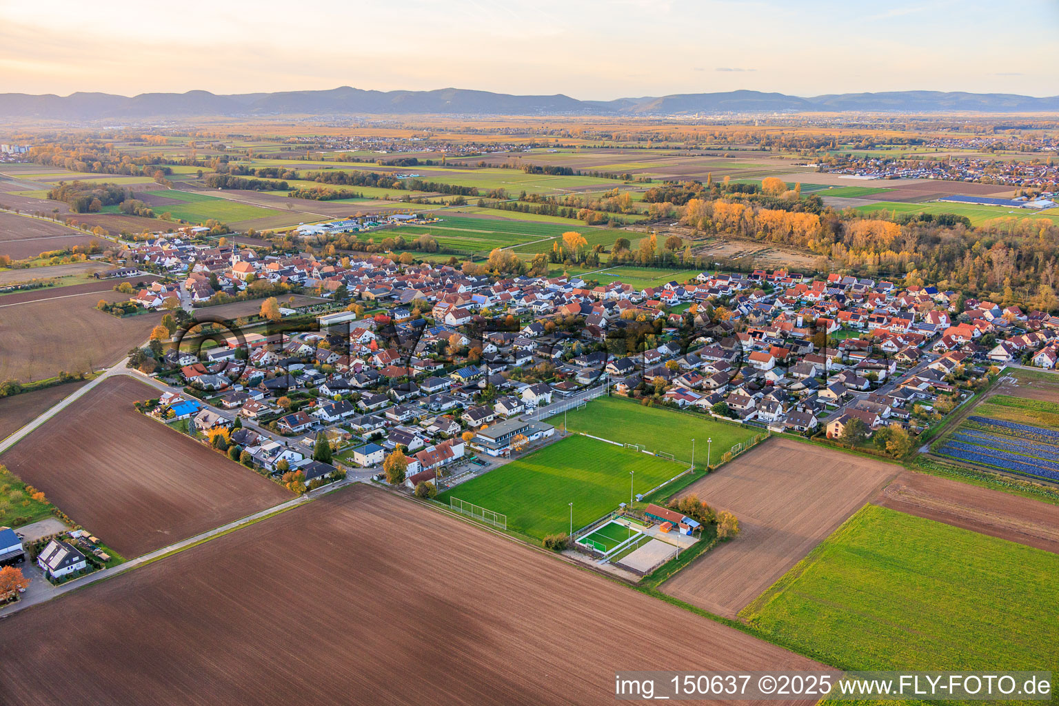 Vue aérienne de Du sud-est à Freisbach dans le département Rhénanie-Palatinat, Allemagne