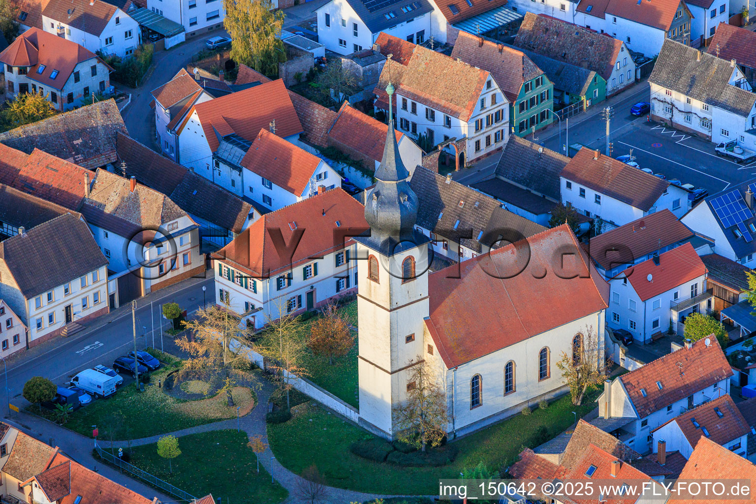 Vue aérienne de Église protestante et parc de l'église à Freisbach dans le département Rhénanie-Palatinat, Allemagne