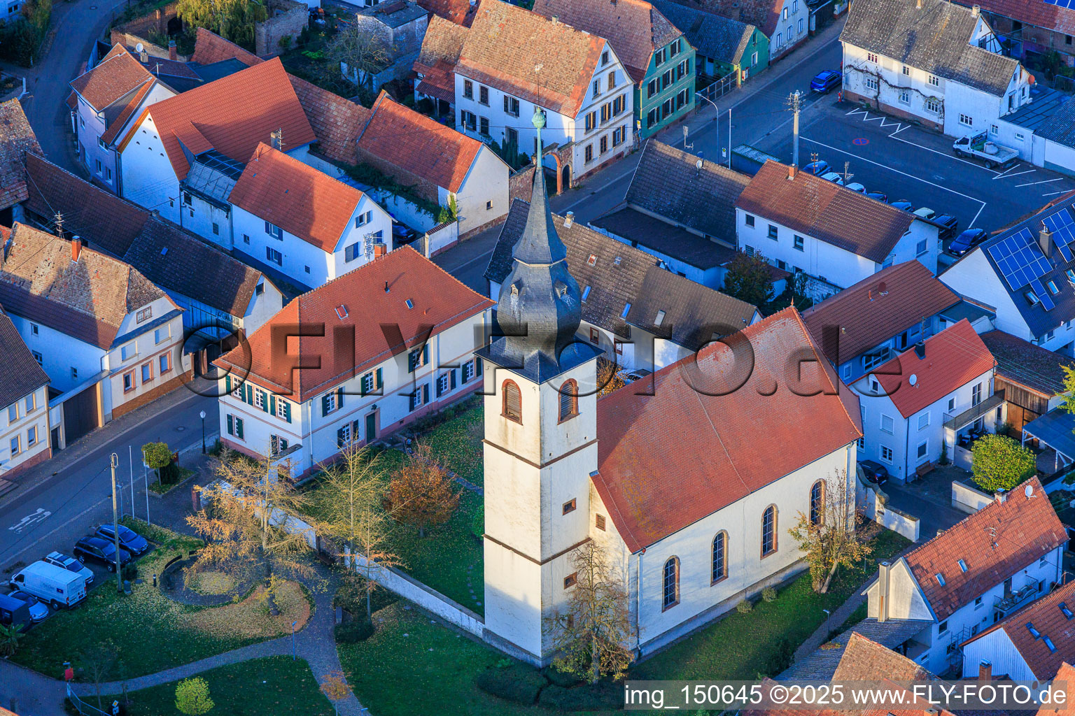Vue aérienne de Église protestante et parc de l'église à Freisbach dans le département Rhénanie-Palatinat, Allemagne