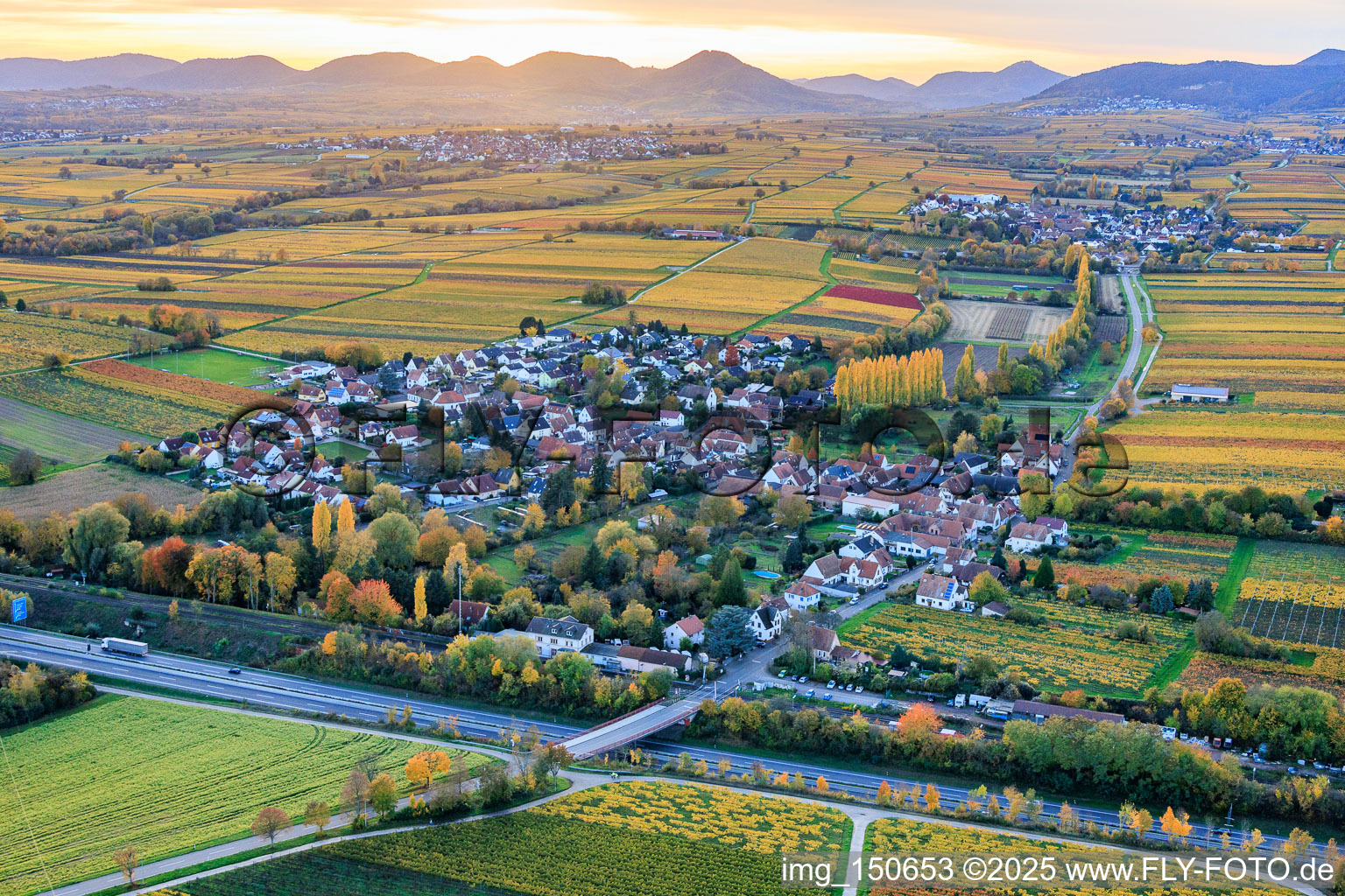 Vue aérienne de Vue de la ville depuis l'autoroute, en direction du nord-est. à Knöringen dans le département Rhénanie-Palatinat, Allemagne