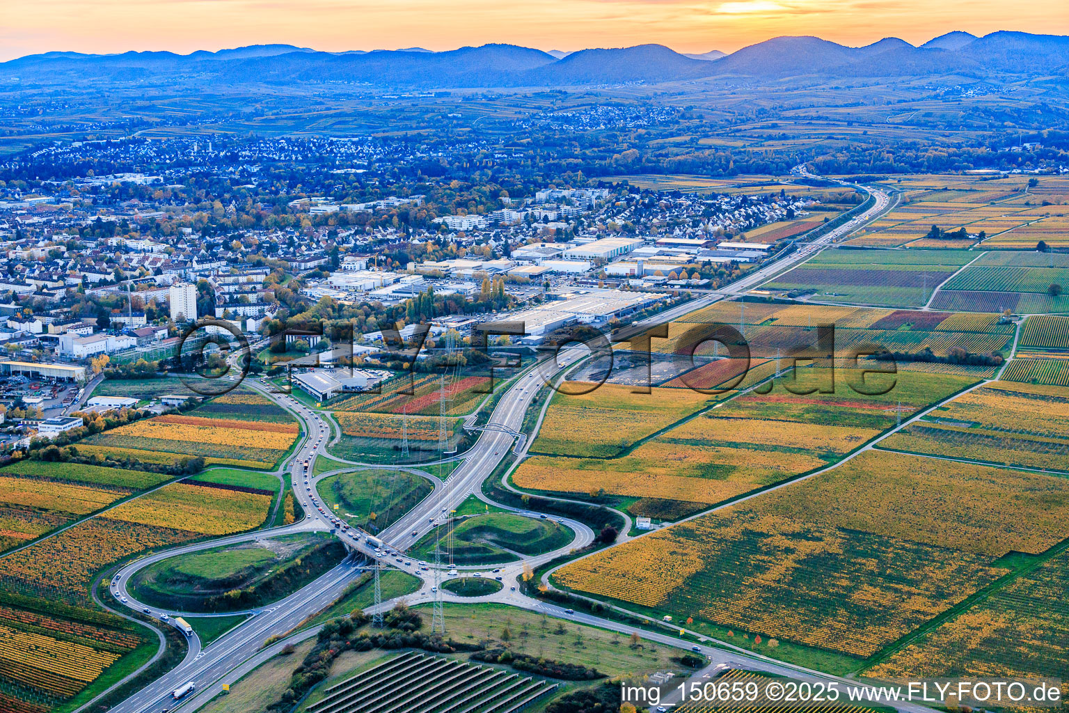 Vue aérienne de Sortie Landau Edesheim de la B10 en soirée à Landau in der Pfalz dans le département Rhénanie-Palatinat, Allemagne