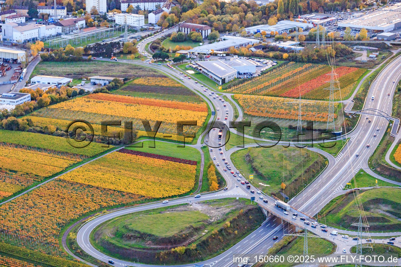 Vue aérienne de Circulation dense aux heures de pointe sur la bretelle d'accès Landau Edesheim depuis la B10 à Landau in der Pfalz dans le département Rhénanie-Palatinat, Allemagne