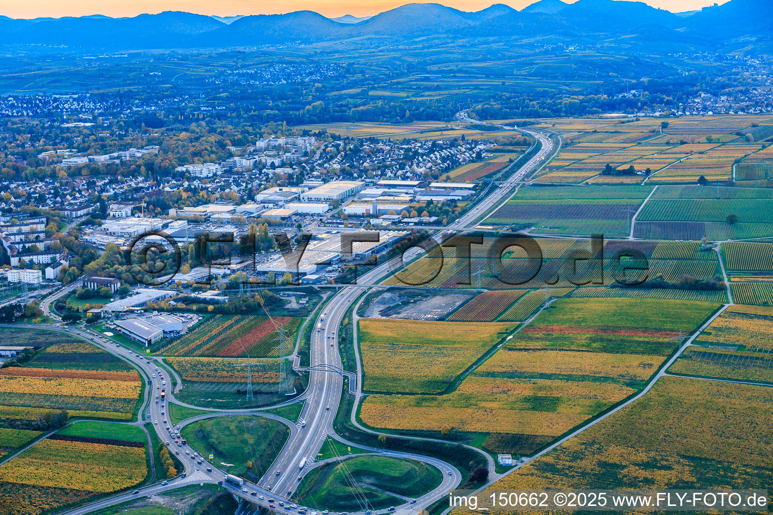 Vue aérienne de Itinéraire de la B10 entre Landau et Godramstein en soirée à Landau in der Pfalz dans le département Rhénanie-Palatinat, Allemagne