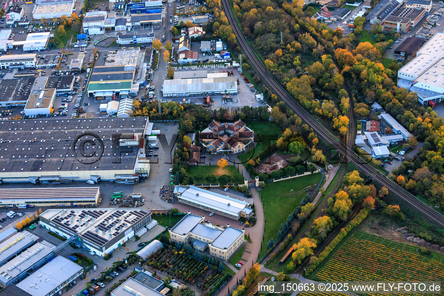 Vue aérienne de Fichtenstraße avec Webtak, Garagentore Weber, AUVESY GmbH, GAFICON GmbH, MEDiA2FiNiSH GmbH et Gastromax GmbH à Landau in der Pfalz dans le département Rhénanie-Palatinat, Allemagne